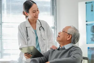 Médica atendendo um paciente
